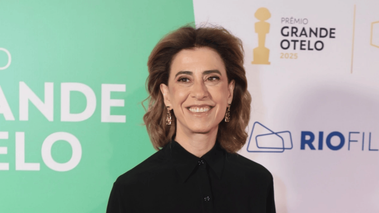 Fernanda Torres no tapete vermelho do prêmio Grande Otelo 2025