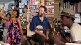 O famoso formato de shows Tiny Desk ganhará uma versão brasileira. Saiba detalhes sobre o Tiny Desk Brasil, que estreia em outubro no YouTube.
