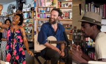 O famoso formato de shows Tiny Desk ganhará uma versão brasileira. Saiba detalhes sobre o Tiny Desk Brasil, que estreia em outubro no YouTube.